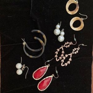 Various earring sets.